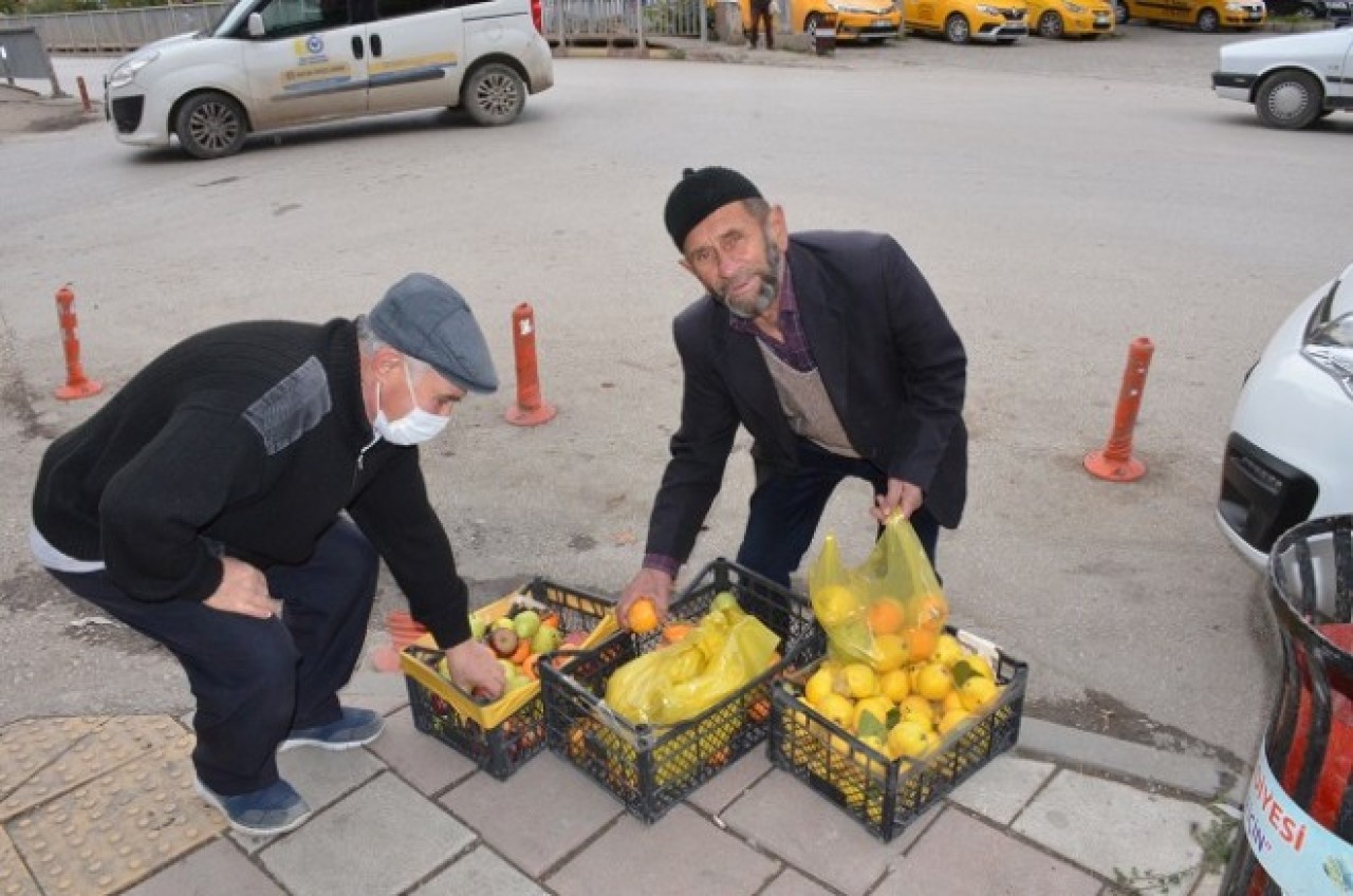 EŞİNİN HAYRINA MEYVE DAĞITTI
