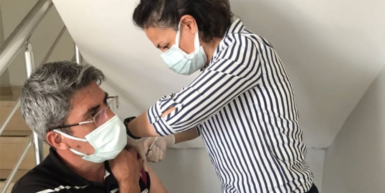 FABRİKA ÇALIŞANLARI YERİNDE AŞILANIYOR