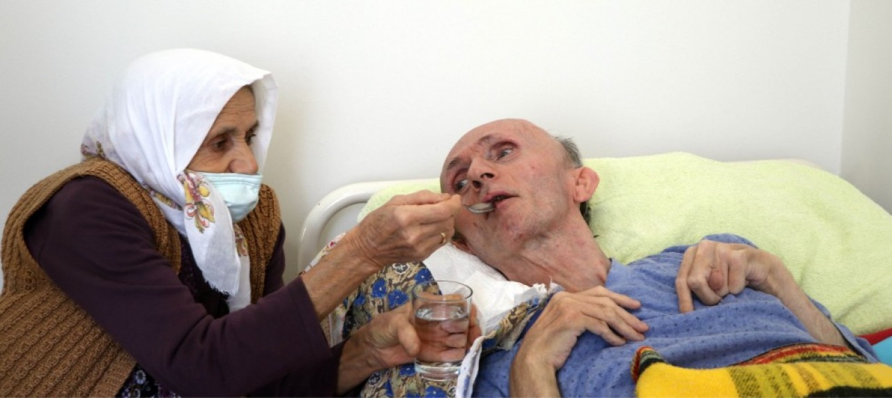 FEDAKAR ANNE YATAĞA BAĞIMLI ÇOCUKLARINA ÖZENLE BAKIYOR