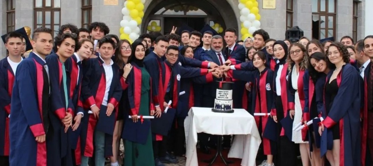 FEN LİSESİ’NDE MEZUNİYET COŞKUSU