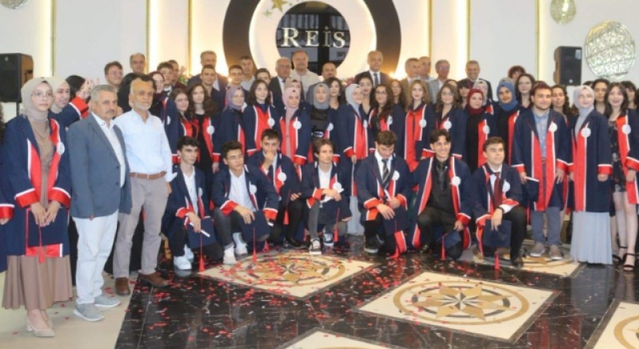 FEN LİSESİ’NDE MEZUNİYET SEVİNCİ