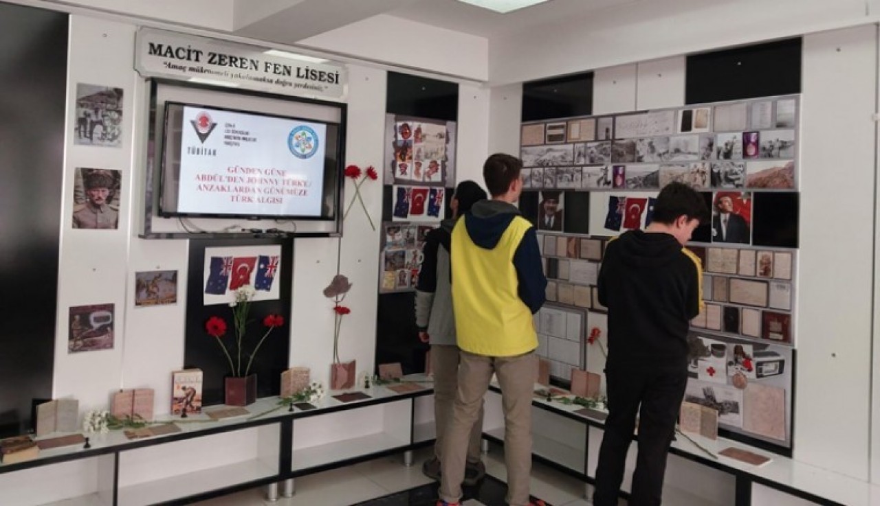FEN LİSESİNDE “ABDÜL’DEN JOHNNY TÜRK’E” SERGİSİ AÇILDI