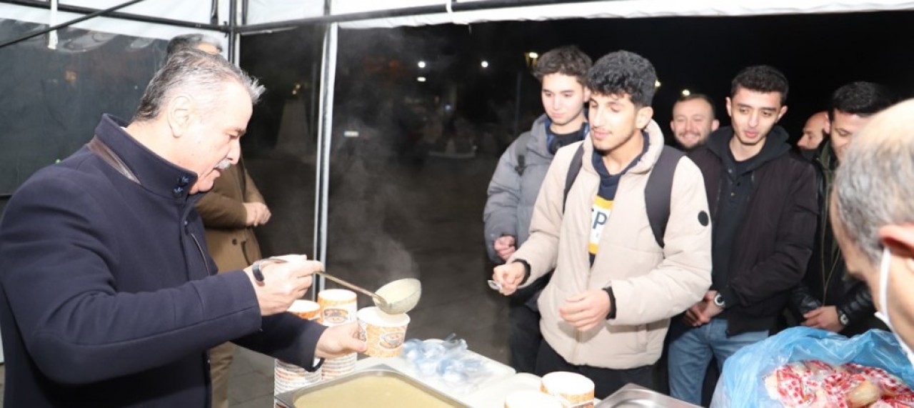 FİNALLERE HAZIRLANAN ÖĞRENCİLERE ÇORBA İKRAMI