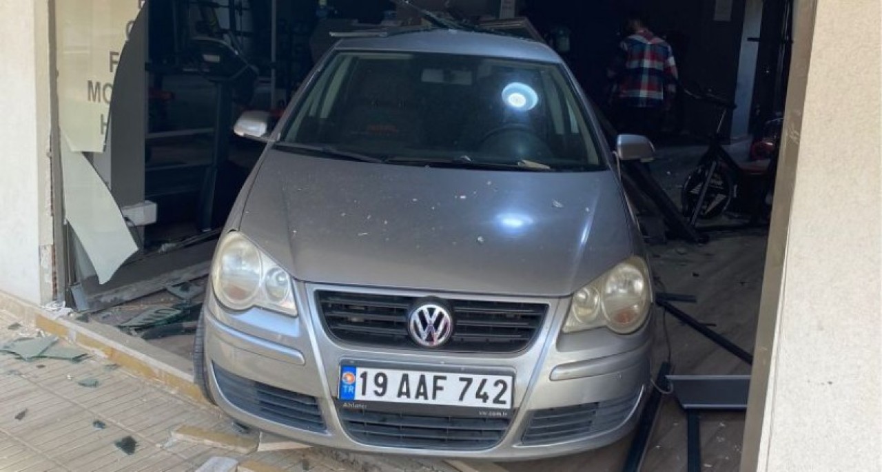 FREN YERİNE GAZA BASTI, SPOR SALONUNA DALDI