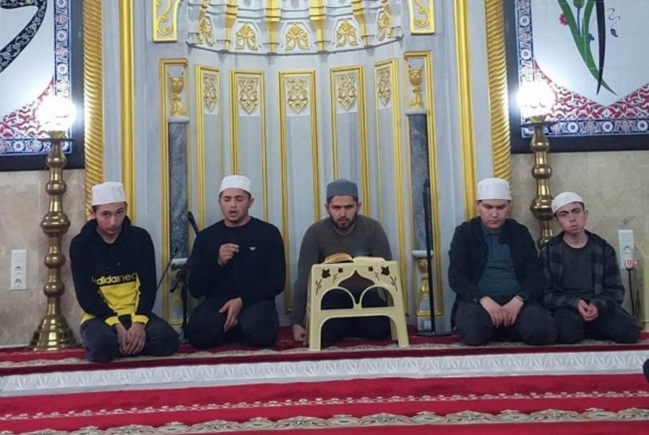 GENÇ HAFIZLAR HATİMLE TERAVİH KILDIRIYOR