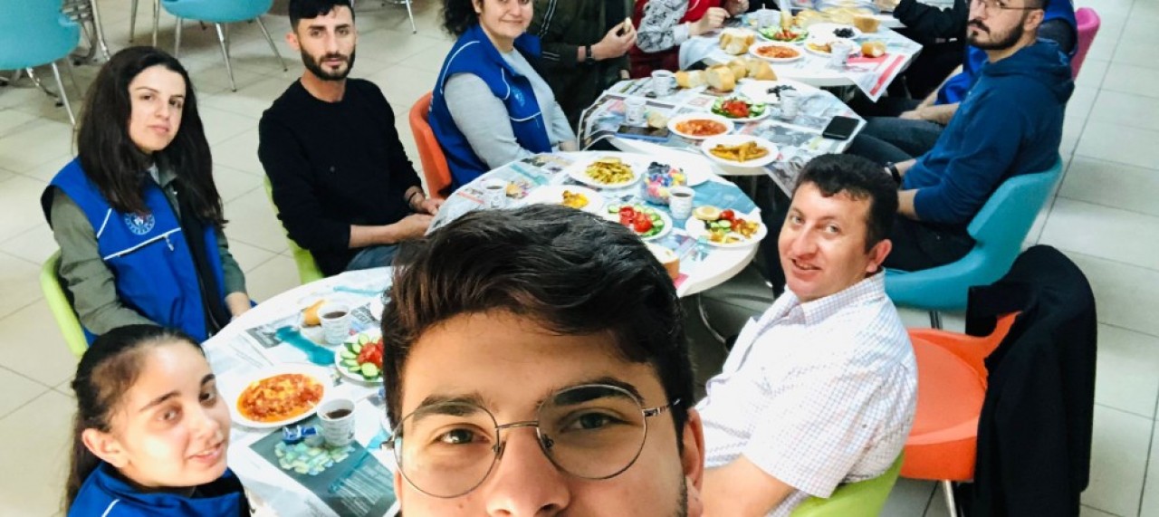 GENÇLER GELENEKSEL BAYRAM KAHVALTISINDA BULUŞTU