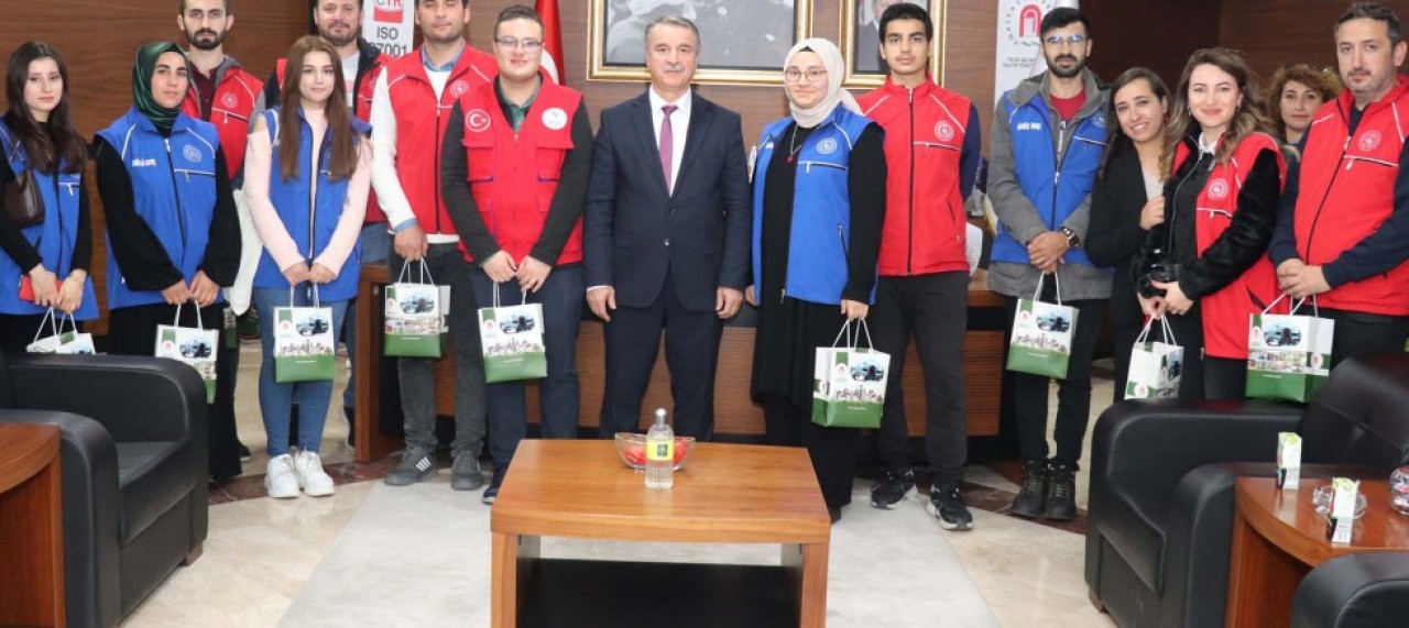 GENÇLİK MERKEZİ TEMSİLCİLERİNDEN REKTÖR ELMACI’YA ZİYARET