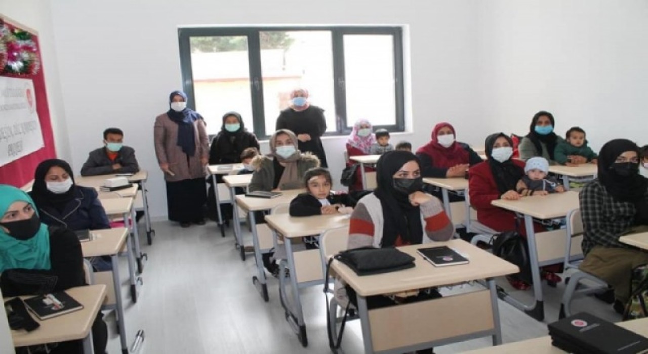 GÖÇMENLER TÜRKÇE ÖĞRENİYOR
