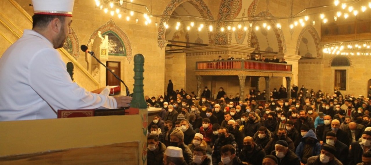 GÖNÜLLER NAMAZLA,  DUALARLA HUZUR BULDU