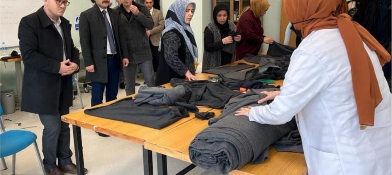 GÖNÜLLÜ KADINLAR DEPREMZEDELERE YİYECEK VE GİYECEK HAZIRLIYOR