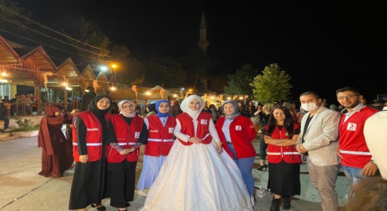 GÖNÜLLÜLERE KIZILAY YELEĞİ HEDİYE EDİLDİ