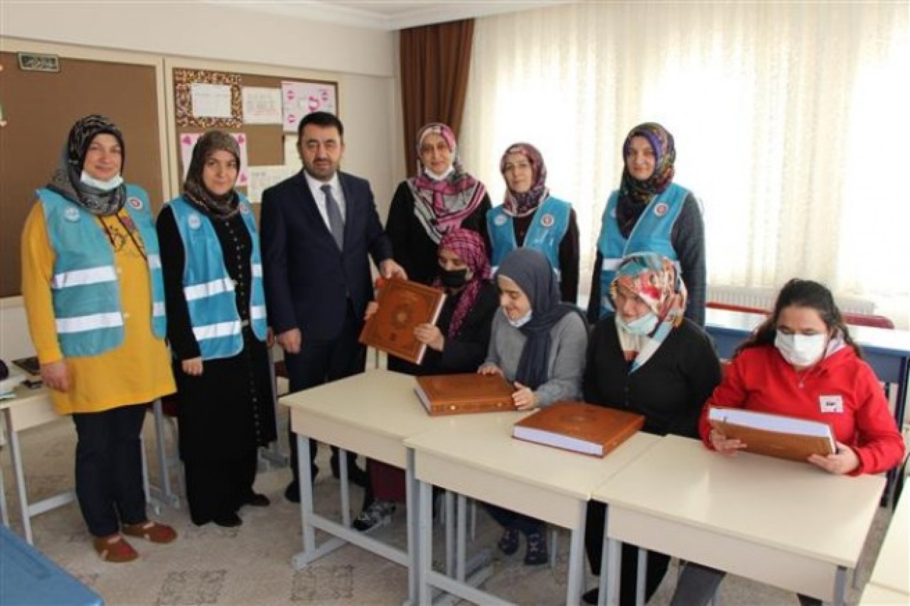 GÖRME ENGELLİ ÖĞRENCİYE BRAİLLE  ALFABELİ KUR'AN-I KERİM HEDİYE EDİLDİ