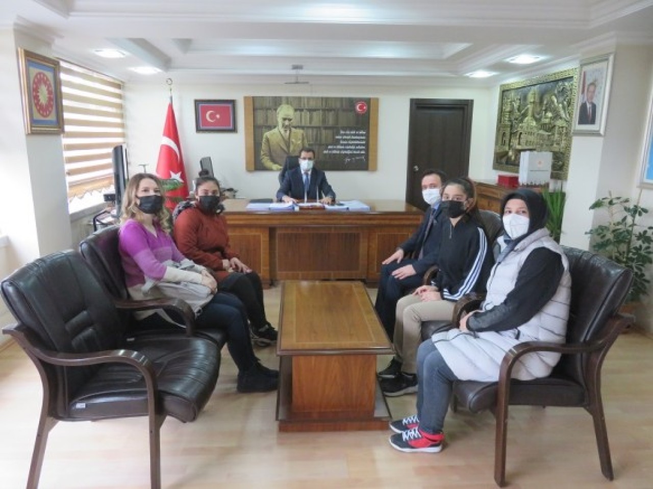 GÜLDOĞAN, BAŞARILI KARATECİLERİ KUTLADI