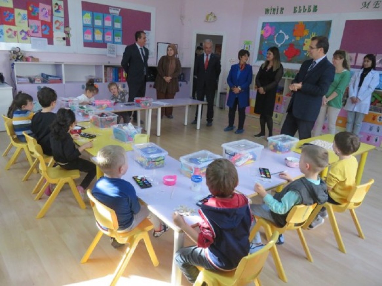 GÜLDOĞAN, MİNİKLERİN GÖSTERİSİNİ İZLEDİ