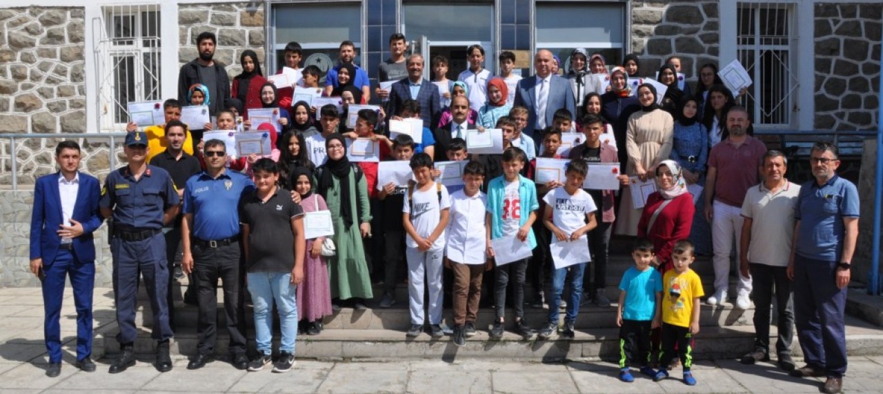 GÜMÜŞHACIKÖY’DE 2 BİN 817 ÖĞRENCİ KARNE SEVİNCİ YAŞADI