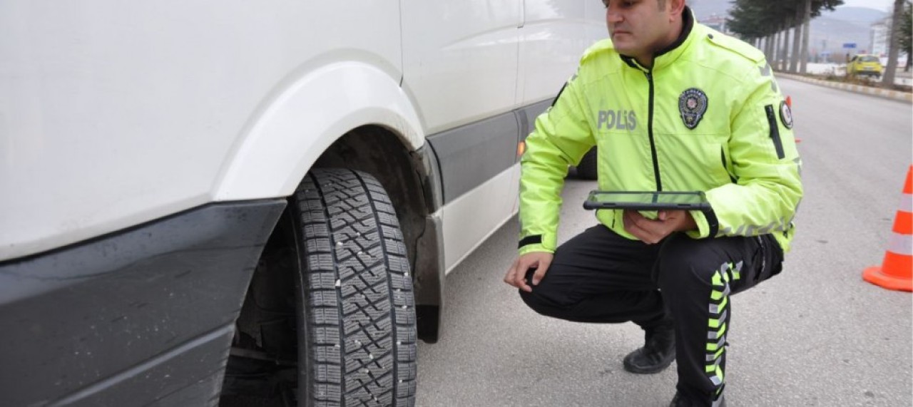 GÜMÜŞHACIKÖY’DE KIŞ LASTİĞİ DENETİMİ