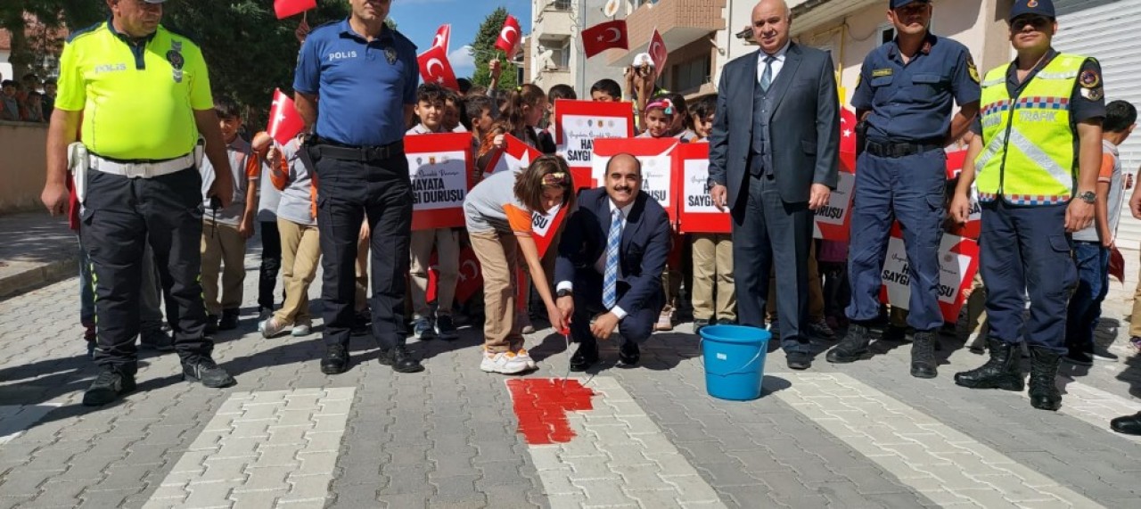 GÜMÜŞHACIKÖY’DE “YAYALARA ÖNCELİK DURUŞU”, “HAYATA SAYGI DURUŞU” ETKİNLİĞİ YAPILDI
