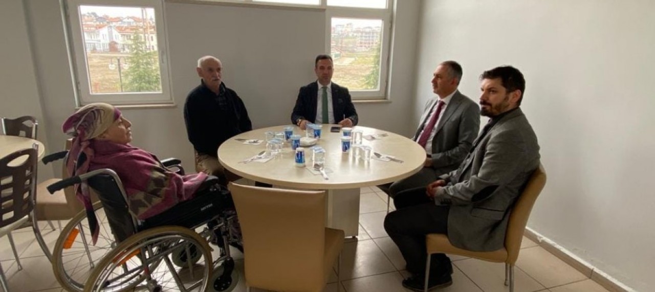 GÜRÇAM'DAN HUZUREVİNDE KALAN DEPREMZEDELERE ZİYARET
