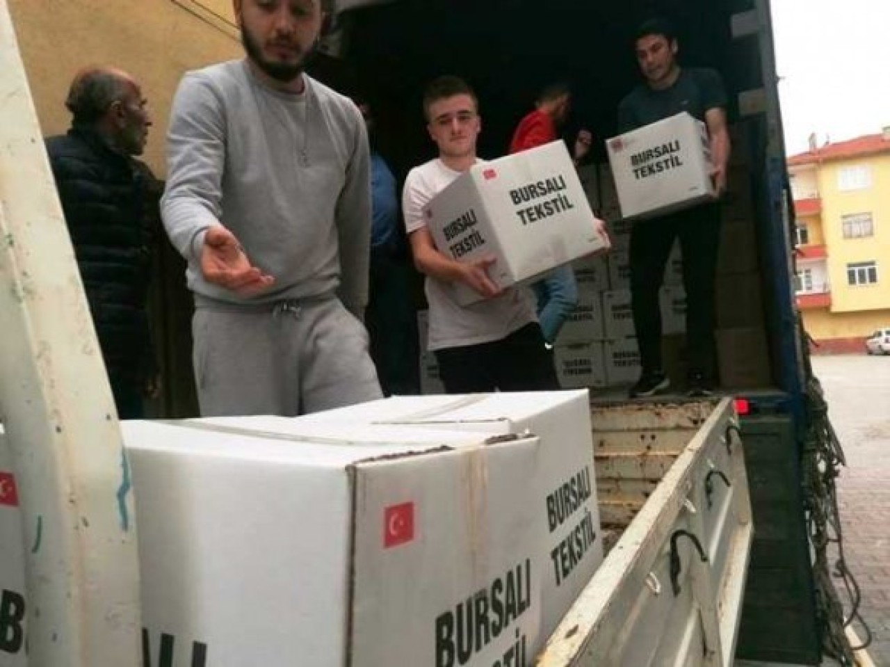 HAYIRSEVER İŞ ADAMI 1100 KOLİ GIDA YARDIMI YAPTI