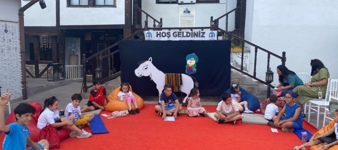 HEM DÜŞÜNDÜLER, HEM KAHKAHA ATTILAR