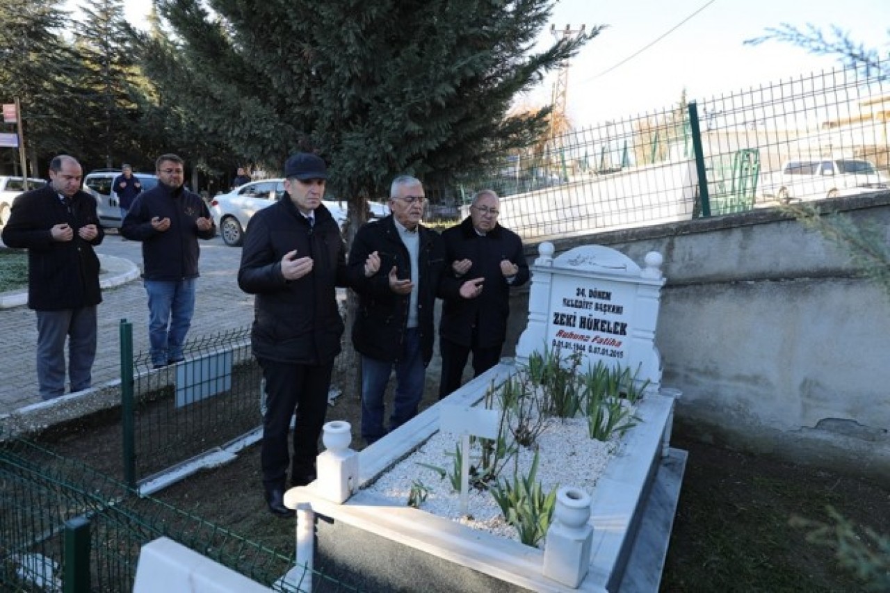 HÖKELEK, KABRİ BAŞINDA ANILDI