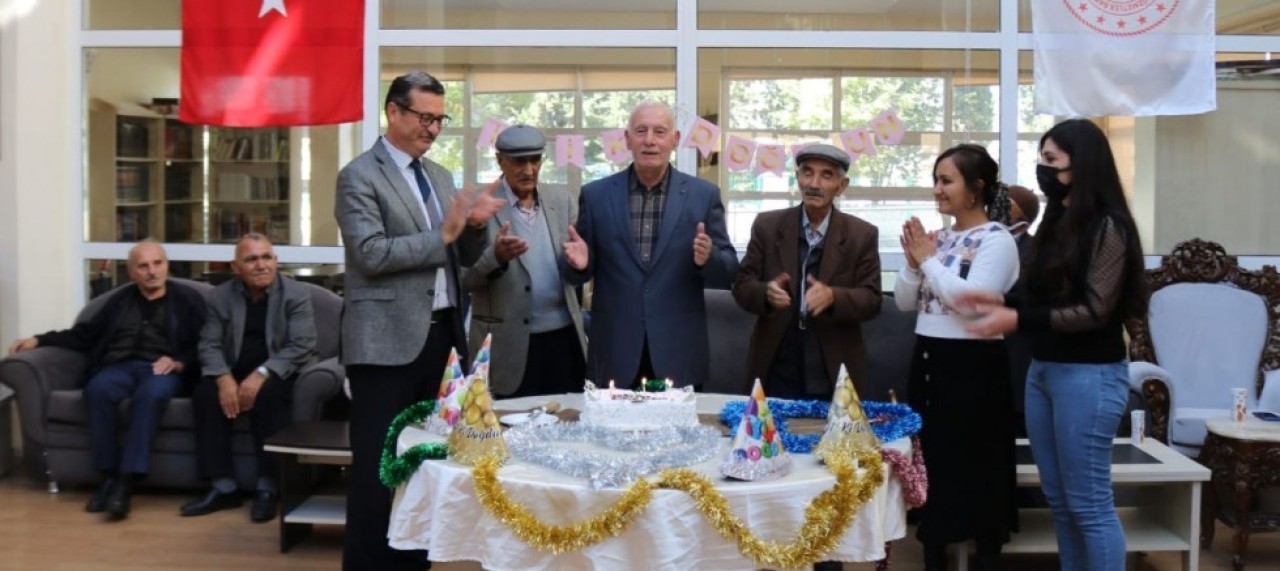 HUZUREVİ SAKİNLERİNİN DOĞUM GÜNÜ KUTLANDI