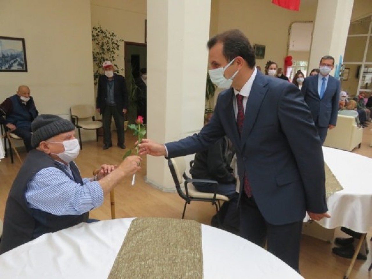 HUZUREVİ SAKİNLERİNİN GÜNLERİNİ KUTLADI