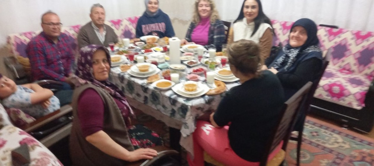 İFTARLARDA DEPREMZEDE AİLEYE KONUK OLDULAR