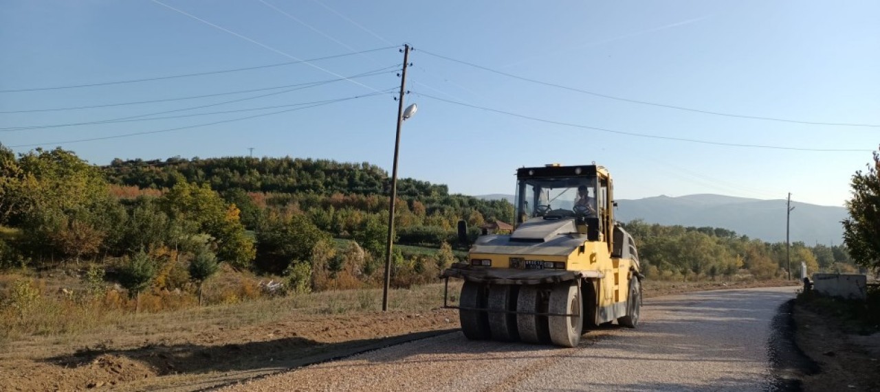 İKİ KÖYÜN YOLU DAHA SATHİ ASFALTLA KAPLANDI