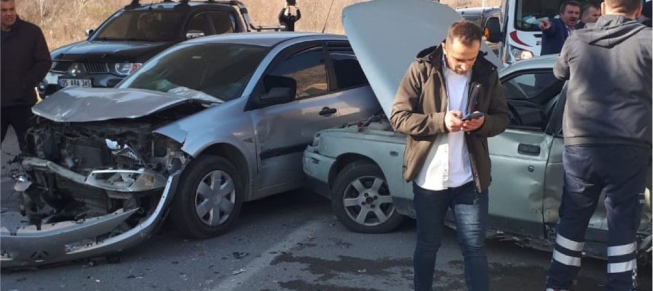 İKİ OTOMOBİL ÇARPIŞTI 5 YARALI