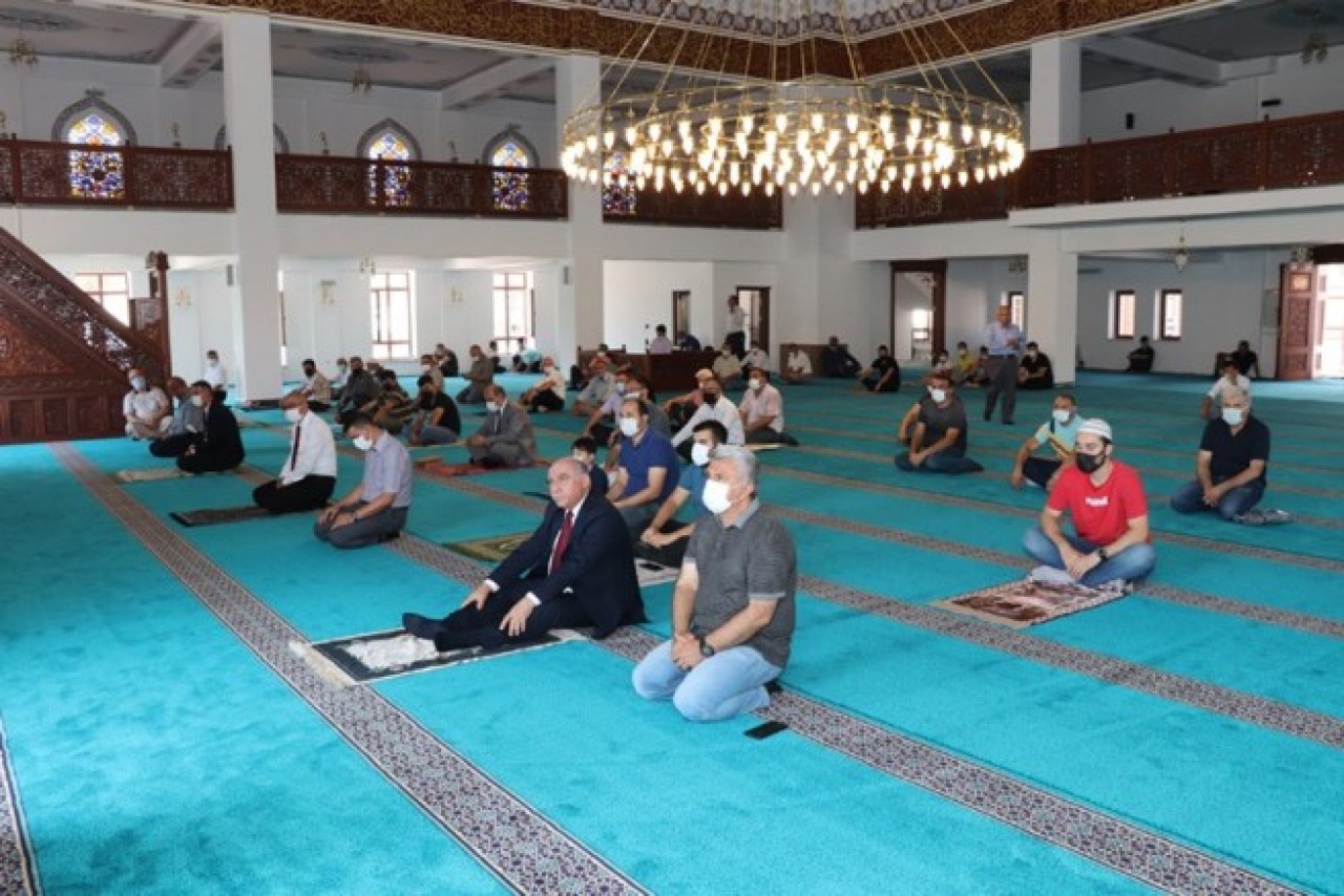 İLAHİYAT FAKÜLTESİ CAMİİ’NDE İLK NAMAZ KILINDI