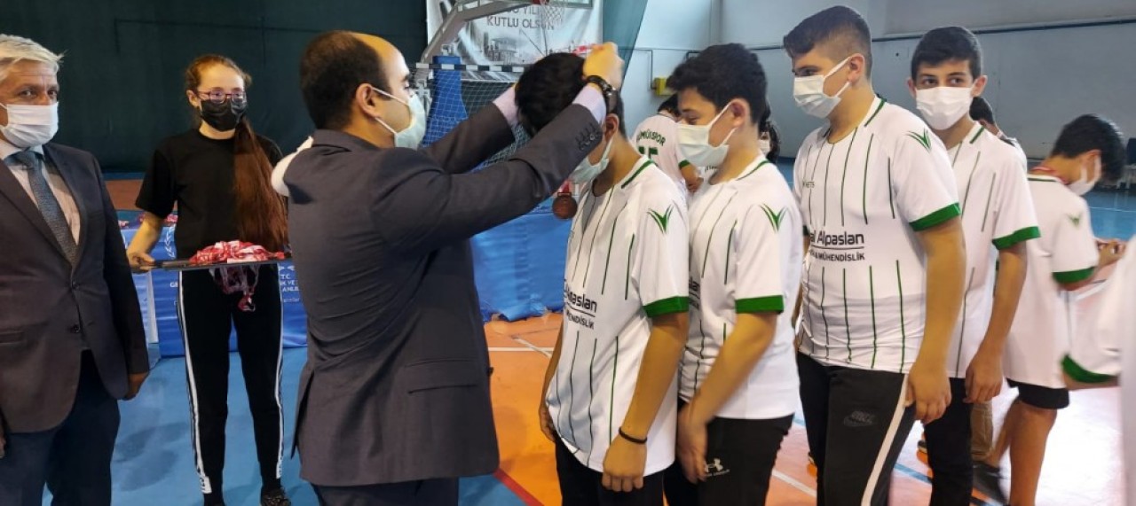 İLÇENİN SPOR ENLERİ ÖDÜLLERİNİ ALDILAR