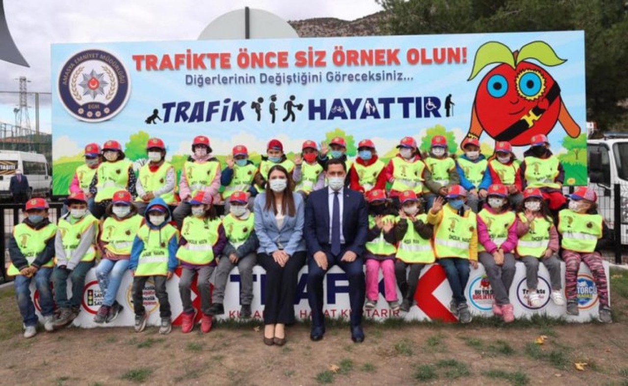 İLK VE ORTAOKUL ÖĞRENCİLERİNE TRAFİK EĞİTİMİ VERİLİYOR