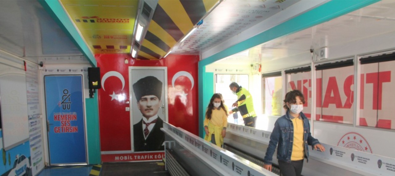 İLKOKUL ÖĞRENCİLERİ "MOBİL TIR'DA" TRAFİK EĞİTİMİ ALDI
