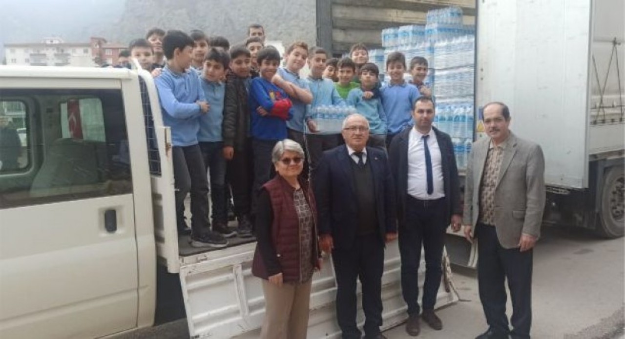 İLKOKUL ÖĞRENCİLERİNDEN DEPREMZEDE ÇOCUKLARA İÇME SUYU DESTEĞİ