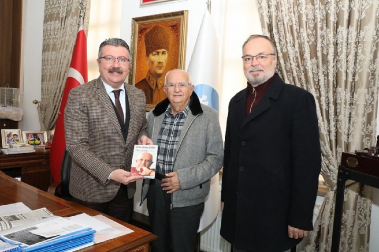 İMZALI KİTABINI BAŞKAN KARGI’YA TAKDİM ETTİ