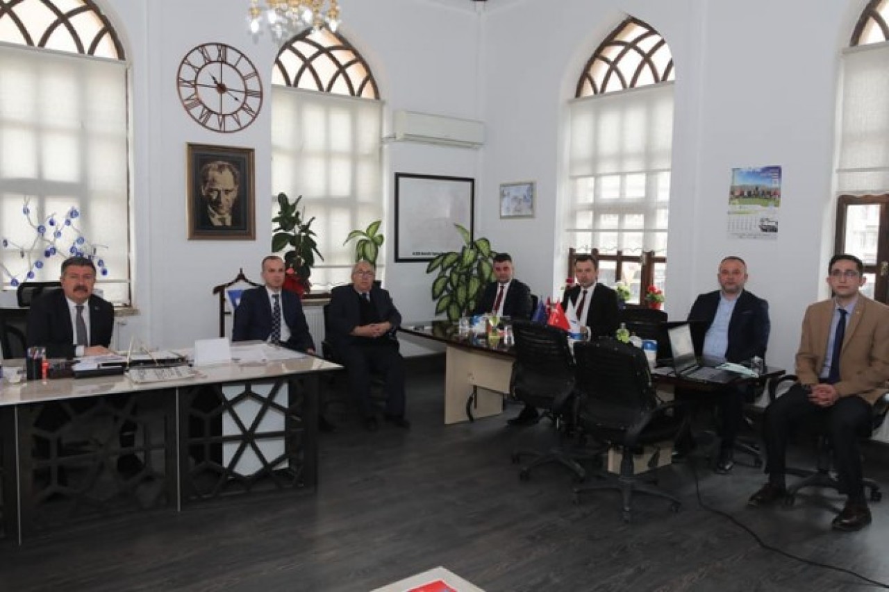 İNCE ELEYİP SIK DOKUYORUZ