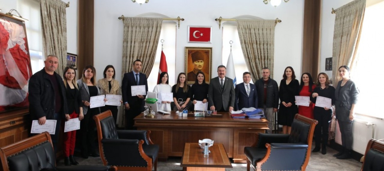 İŞARET DİLİ ÖĞRENEN PERSONELE SERTİFİKALARI TESLİM EDİLDİ