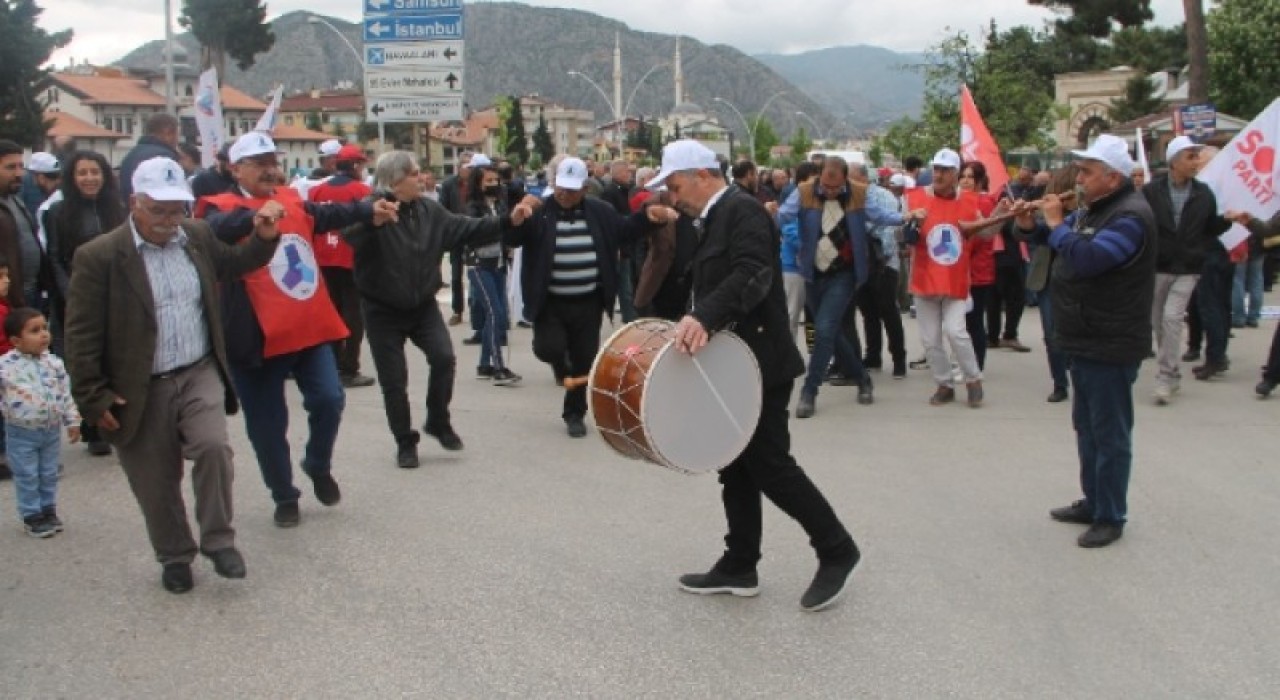 İŞÇİLERDEN DAVULLU ZURNALI KUTLAMA