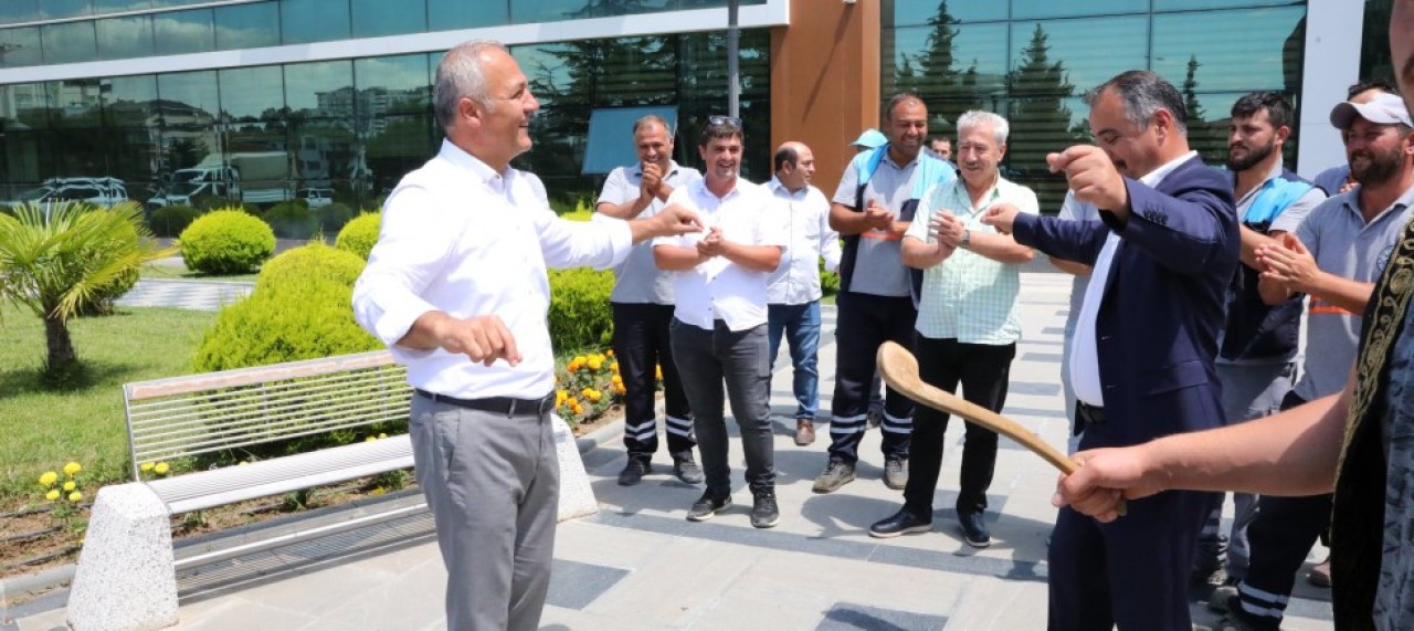 İŞÇİLERDEN DAVULLU ZURNALI KUTLAMA