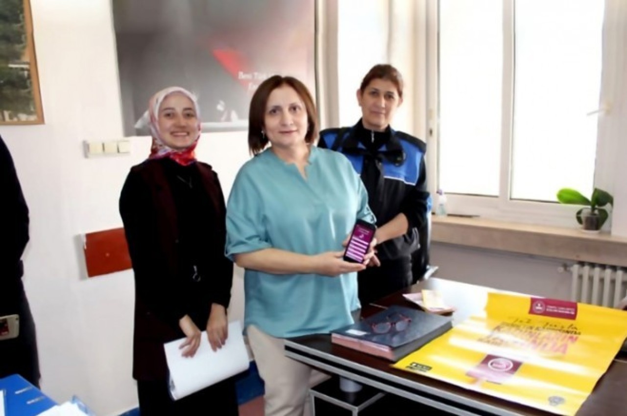 ‘KADINA EL KALKAMAZ’
