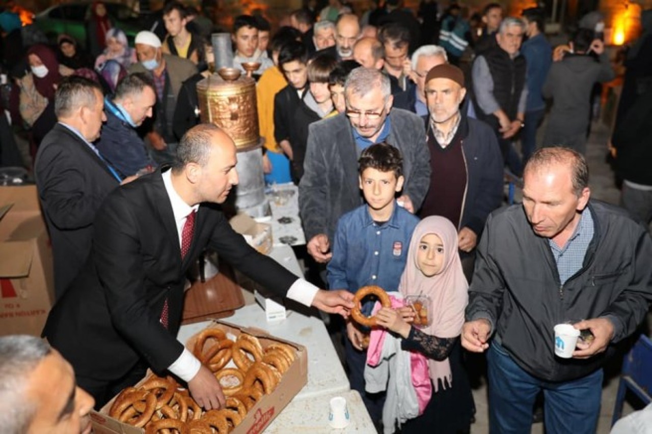 Kadir Gecesi’nde Gelenek Bozulmadı