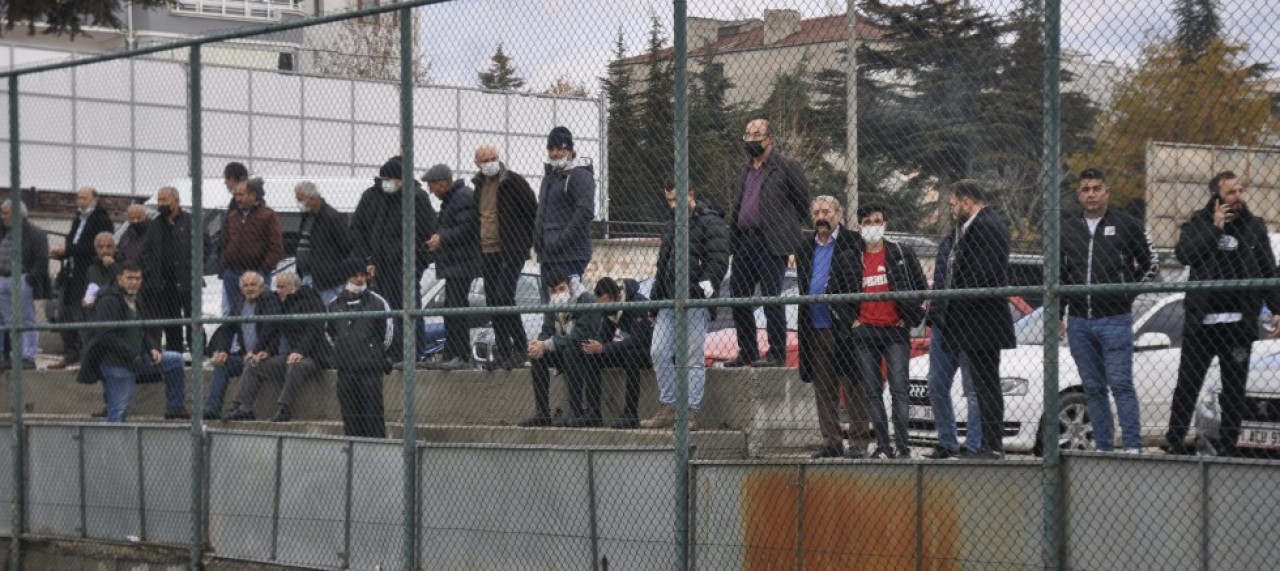 KALDIRIMDAN DEĞİL, TRİBÜNDEN İZLEMEK İSTİYORUZ