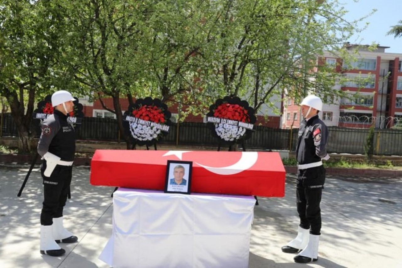 KALP KRİZİ GEÇİREN RAUF SEÇGİN, SON YOLCULUĞUNA UĞURLANDI
