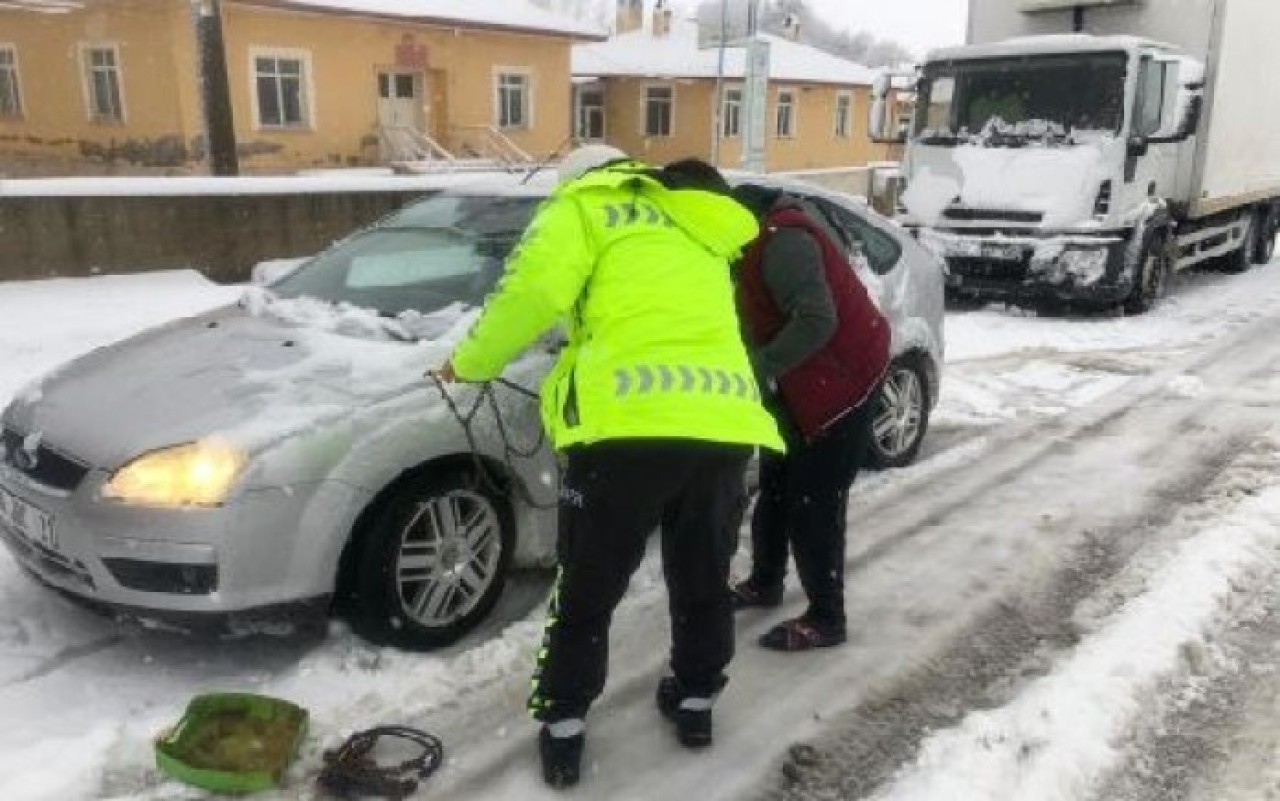 KAR NEDENİYLE YOLDA KALAN SÜRÜCÜLERİN İMDADINA POLİS YETİŞTİ