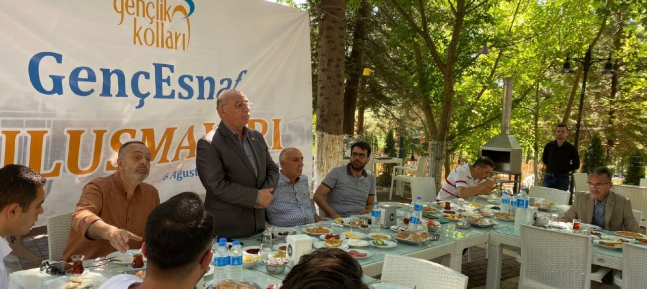KARAHOCAGİL, GENÇ ESNAFLARLA BULUŞTU