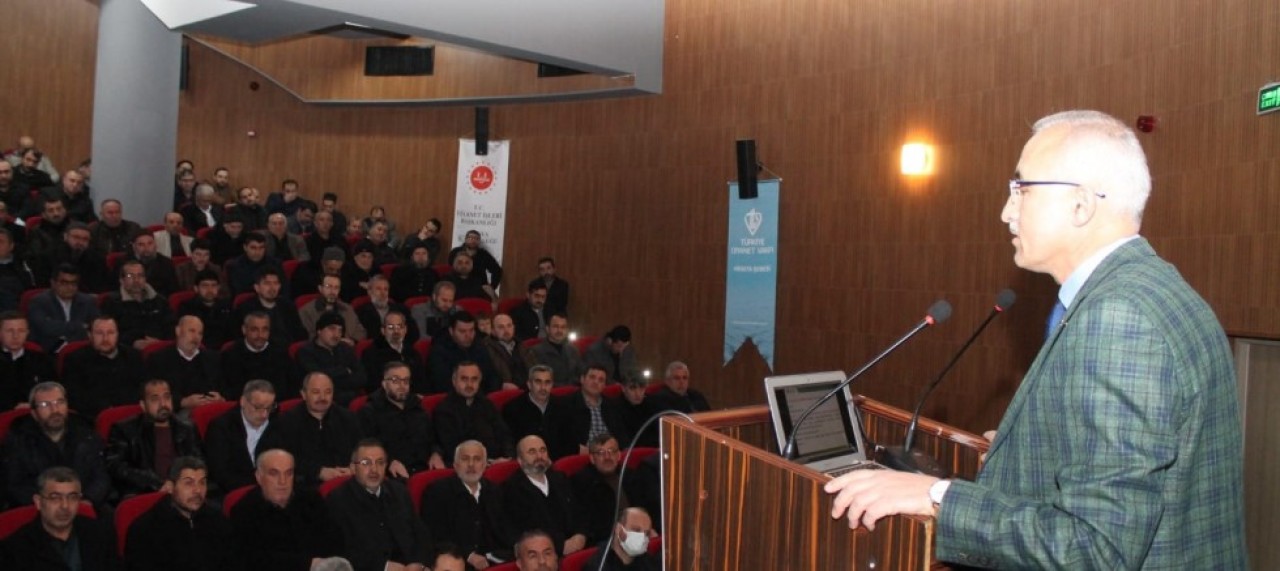 KARAMAN DİN GÖREVLİLERİNE KONFERANS VERDİ