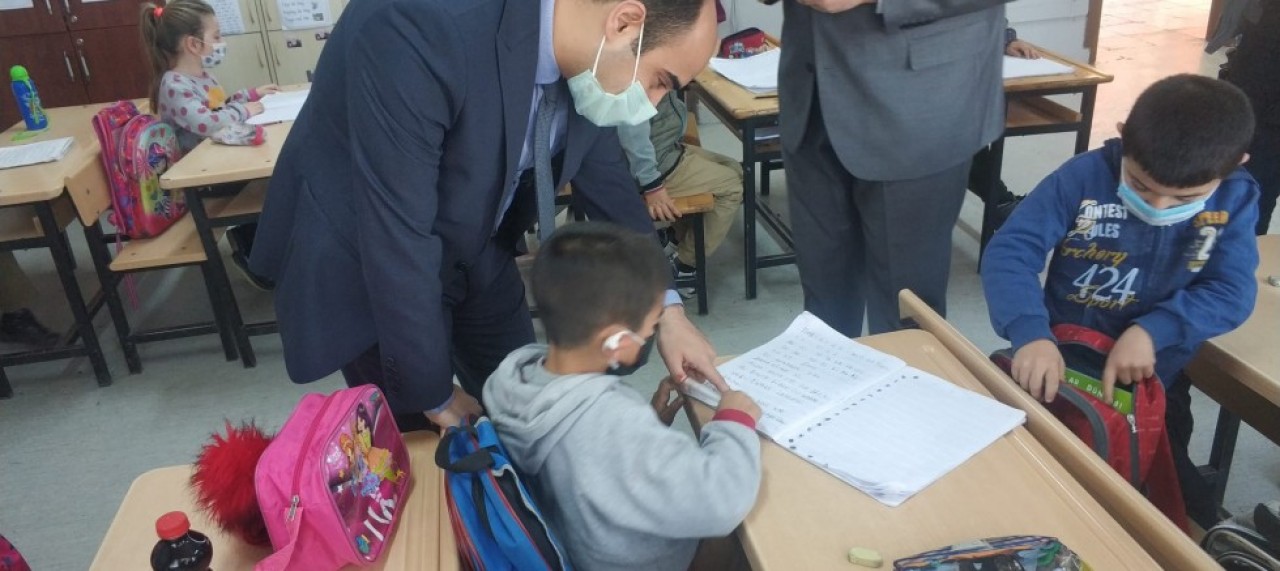 KAYMAKAM ALTINÖZ’DEN İLKOKUL ZİYARETİ