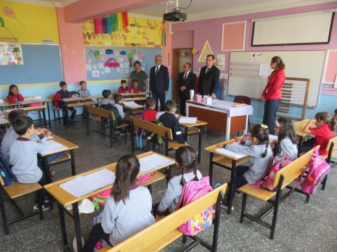 KAYMAKAM GÜLDOĞAN’DAN İLKOKUL ZİYARETİ