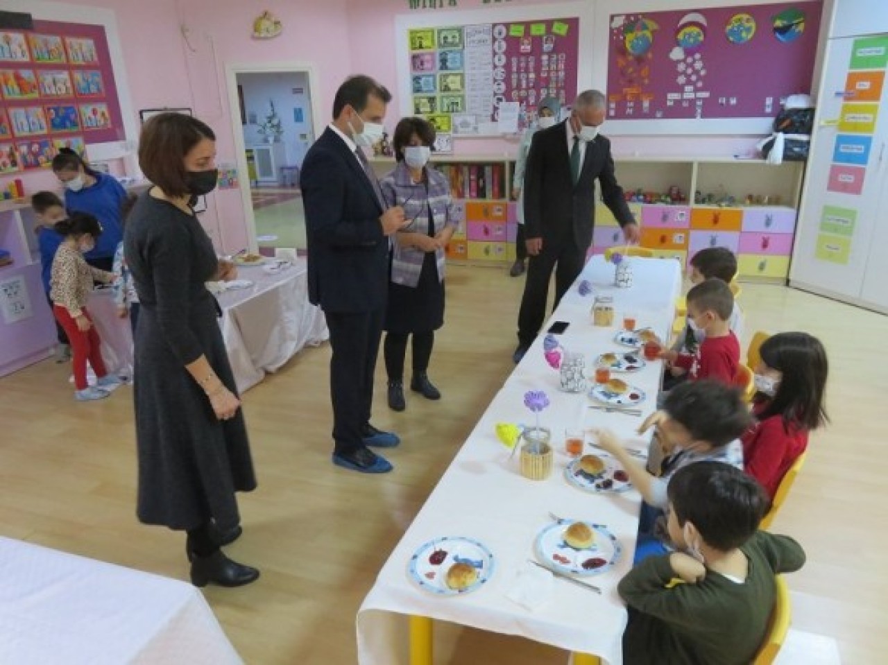 KAYMAKAM GÜLDOĞAN’DAN MİNİK ÖĞRENCİLERE ZİYARET